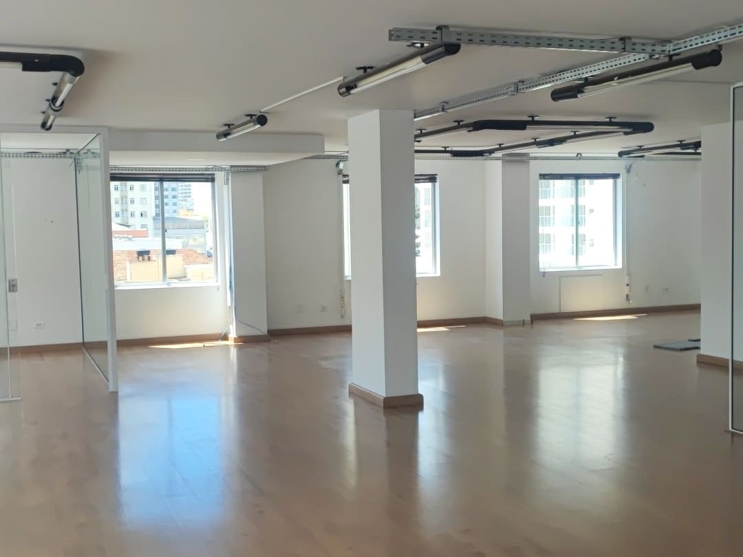 Sala comercial n° 201 c/ 04 vagas em Curitiba/PR