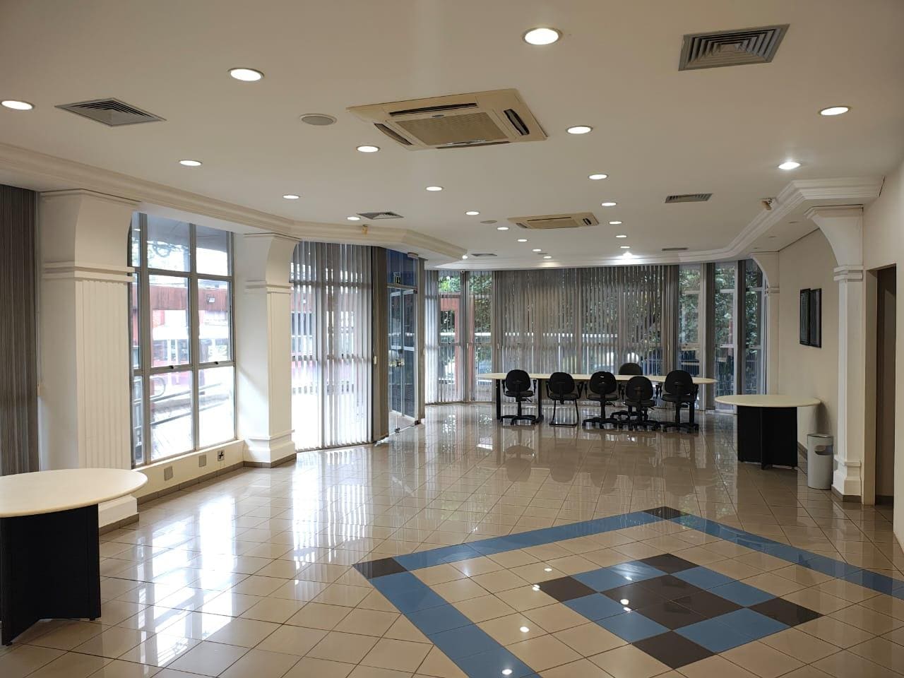 Edifício comercial c/ 04 pavimentos + subsolo e bens diversos em Londrina/PR